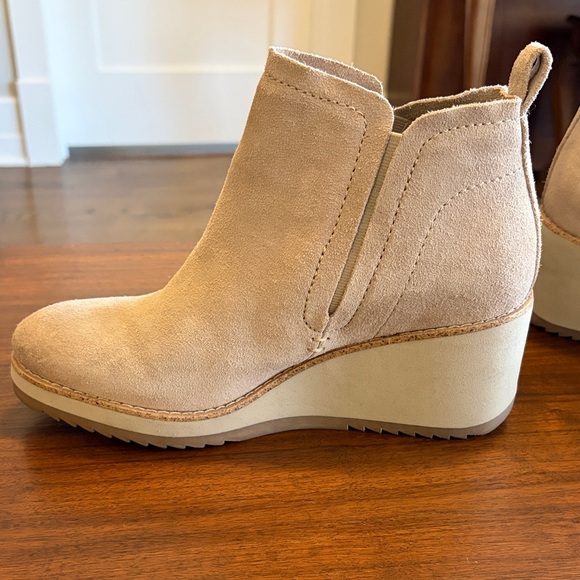 Sofft Cream Women’s Suede Ankle Booties - Picture 9 of 11